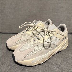 Adidas Yeezy 700